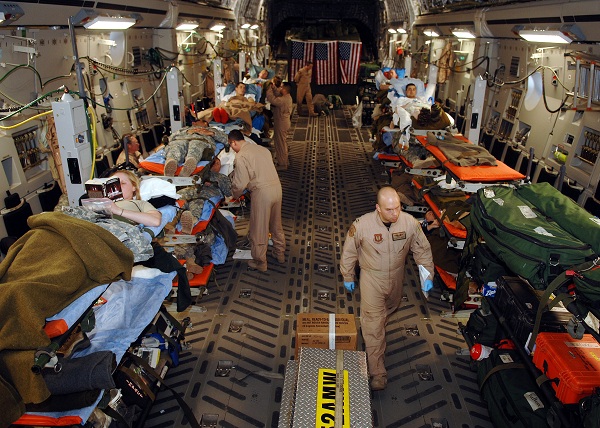  Uma evacuação aeromédica de pacientes feridos por um C-17 vindo de Balad, Iraque para Ramstein, Alemanha em 2007. 